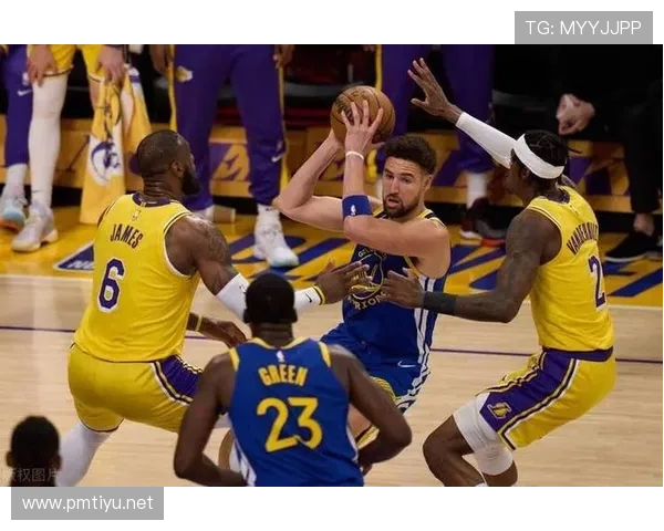 湖人队全场焦点尽显 赛场内外每个动作都引发热搜热议