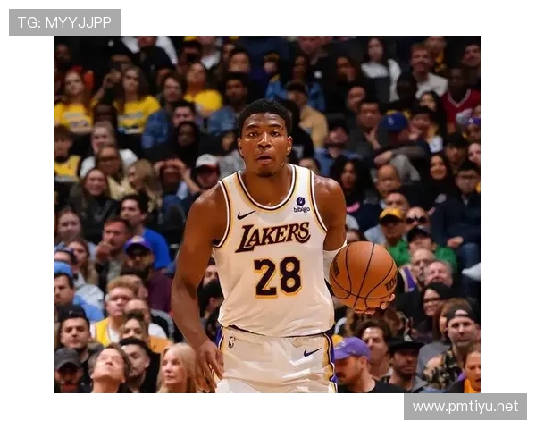 海斯半场首球精彩隔扣完成强势打三分瞬间引爆全场观众热潮的激情