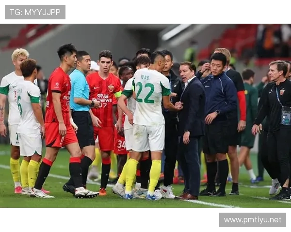 爆冷赛后冲突升温 双方球员推搡演变为激烈对峙 爆冷赛后冲突升温 双方球员推搡演变为激烈对峙