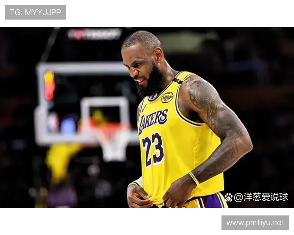 詹姆斯关键两罚稳局势火箭暂停前战况再现激烈对抗鏖战终章时刻里