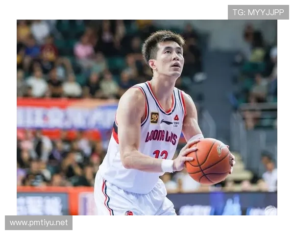 丁彦雨航甜蜜恋情曝光画面温馨 郭艾伦被球迷调侃为篮球中心